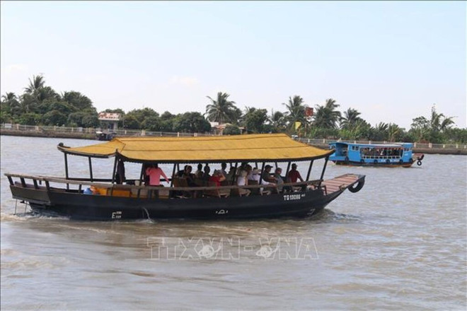 Waterway tours inMekong Delta provinces attract many tourists. (Photo: VNA) tien-giang-dlst-17082024-01.jpg