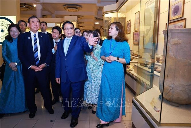 Prime Minister Pham Minh Chinh (second from right) introduces artifacts on display at the Vietnam National Museum of History to Japanese Prime Minister Ishiba Shigeru. (Photo: VNA) pm-pham-minh-chinh-2.jpg