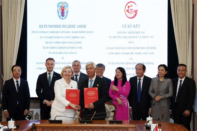 The Ho Chi Minh City People's Committee and the Executive Committee of Belarus's Minsk city sign a cooperation agreement for the 2024-2026 period on September 23, 2024. (Photo: VNA) vna-potal-dua-moi-quan-he-viet-nam-belarus-phat-trien-len-mot-tam-cao-moi-8023770.jpg