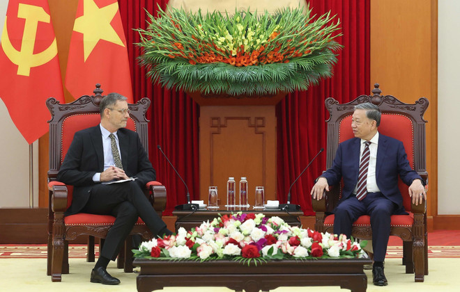 Party General Secretary To Lam (right) and French Ambassador to Vietnam Olivier Brochet in Hanoi on April 17. (Photo: VNA) vna-potal-tong-bi-thu-to-lam-tiep-dai-su-cong-hoa-phap-7978316-1.jpg