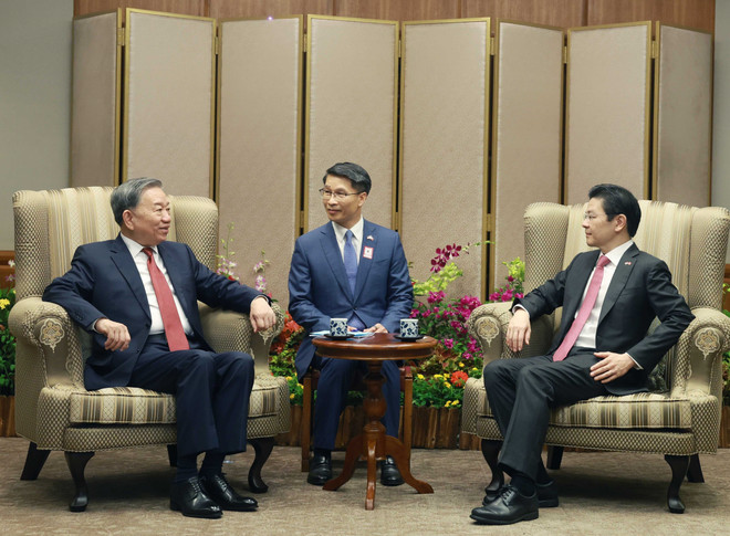 General Secretary of the Communist Party of Vietnam Central Committee To Lam (left) holds a retreat with Singaporean Prime Minister Lawrence Wong. (Photo: VNA) vna-potal-le-don-chinh-thuc-tong-bi-thu-to-lam-va-phu-nhan-tham-chinh-thuc-cong-hoa-singapore-7908318.jpg