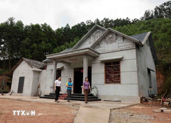 A house is built under Elimination of Temporary and Dilapidated Houses Programme in northern province of Thai Nguyen. (Photo: VNA) xoa-nha-tam-nha-dot-nat-1607.jpg
