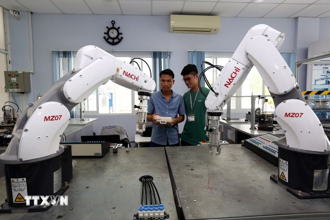 Students practice programming and operating robots at the Ho Chi Minh City Hi-Tech Park Training Centre. (Photo: VNA) robot.jpg