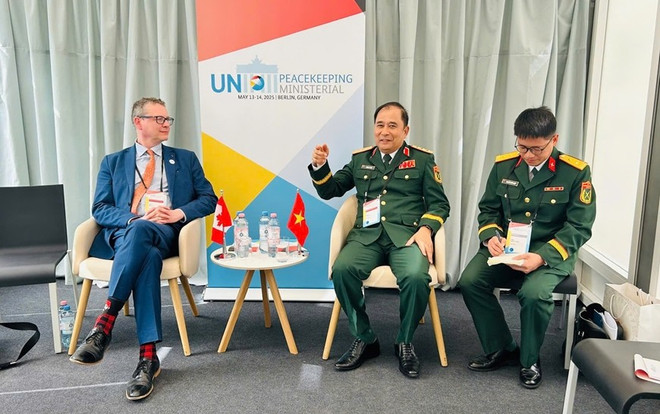 Deputy Chief of the General Staff of the Vietnam People's Army Senior Lieutenant General Phung Si Tan (C) holds a bilateral meeting with Giles Norman, Director General of the Transnational Threats and Conflicts Bureau of Canada (Photo: qdnd.vn) tan-un.jpg