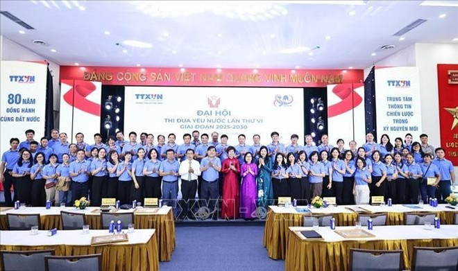 VNA General Director Vu Viet Trang, who is also Chairwoman of the VNA's Emulation and Rewards Council, and delegates pose for a group photo. (Photo: VNA)