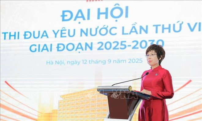 VNA General Director Vu Viet Trang launches the emulation movement and approves the list of delegates to attend the 11th National Patriotic Emulation Congress. (Photo: VNA)