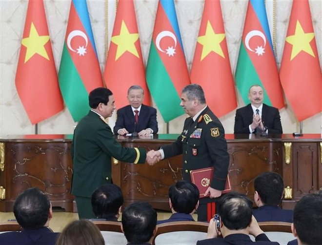 Azerbaijani President Ilham Aliyev and General Secretary of the Communist Party of Vietnam (CPV) Central Committee To Lam witness the signing of cooperation agreement between the two Ministries of Defence in Baku on May 7 (Photo: VNA) vna-potal-tong-bi-thu-to-lam-va-tong-thong-azerbaijan-chung-kien-trao-van-kien-hop-tac-giua-hai-nuoc-8018911.jpg