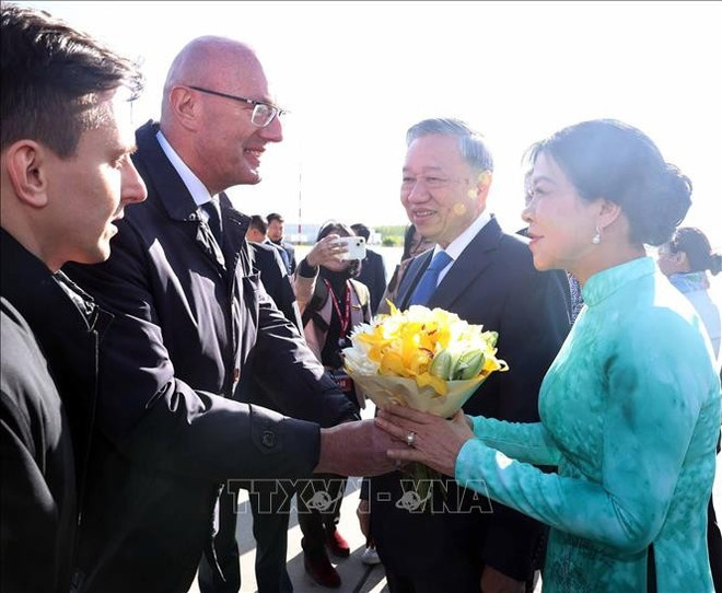 Russian officials welcome Party General Secretary To Lam and his spouse at Vnukovo 2 Airport in Moscow on May 8. (Photo: VNA) to-lam-russia-2.jpg