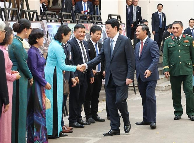 State President Luong Cuong and a high-ranking delegation of Vietnam visit the Vietnamese Embassy in Laos on April 25 (Photo: VNA) president-luong-cuong.jpg