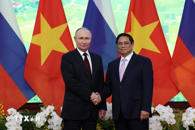 Prime Minister Pham Minh Chinh (R) meets with Russian President Vladimir Putin in Hanoi on June 20, 2024. (Photo: VNA) vietnam-russia-2.jpg