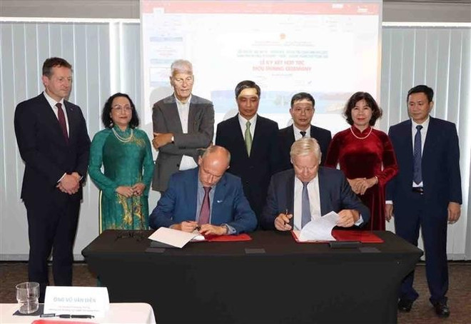Representatives of Camco Technologies and Deep C sign an investment cooperation agreement in Quang Ninh, within the framework of the forum. (Photo: VNA) quang-ninh-2.jpg