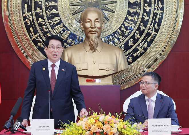State President Luong Cuong (L) speaks at the meeting with representatives of the Vietnamese community in China on September 4, 2025. (Photo: VNA)