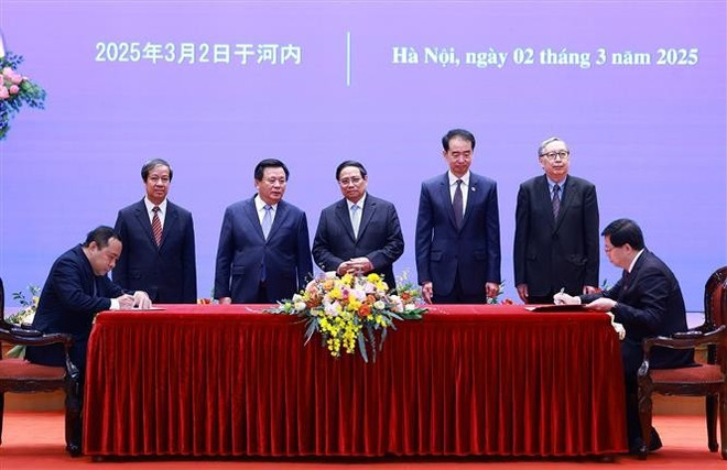 At the signing ceremony between the VNU - HCM CIty and Tsinghua University. (Photo: VNA)