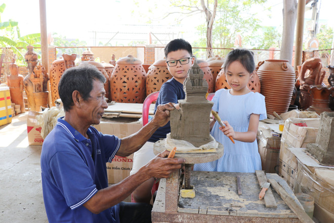 Children experience making small ceramic towers at Bau Truc Cham Pottery Cooperative in Phuoc Dan town of Ninh Phuoc district, Ninh Thuan province. (Photo: VNA)