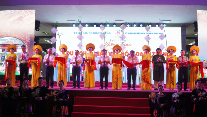 At the opening ceremony of the exhibition. (Photo: VNA) nghi-thuc-cat-bang-khai-mac-trien-lam-ttxvn.jpg
