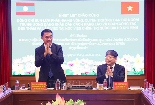 Acting Chairman of the Commission for External Relations of the Lao People's Revolutionary Party (LPRP) Central Committee Bounleua Phandanouvong (standing) at his working session with the HCMA on June 3. (Photo: VNA) vietnam-laos-hcma-vna.jpg
