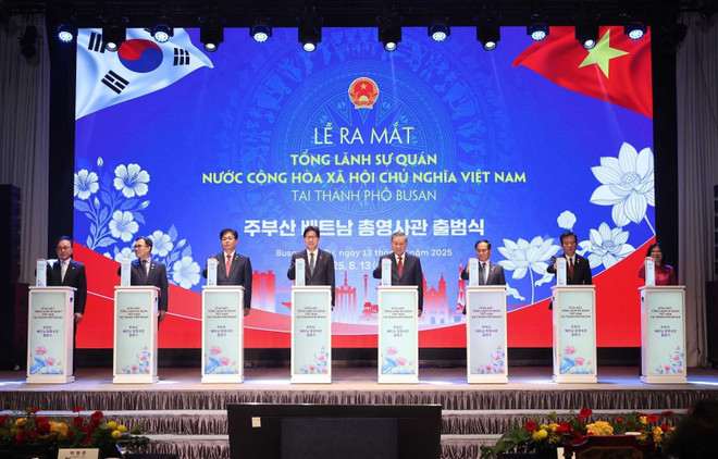 Party General Secretary To Lam and delegates are at the launching ceremony of the Consulate General of Vietnam in Busan city, the Republic of Korea on August 13, 2025. (Photo: VNA) busan-10.jpg