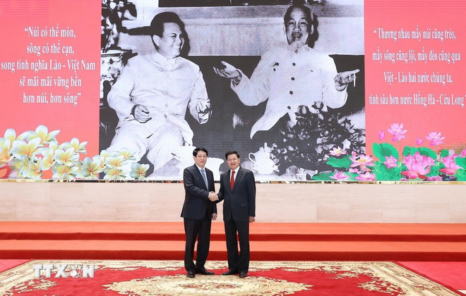 Vietnamese State President Luong Cuong (left), and General Secretary of the Lao People's Revolutionary Party (LPRP) Central Committee and President of Laos Thongloun Sisoulith attend the Vietnam-Laos friendship exchange programme (Photo: VNA) friendship-exchange.jpg