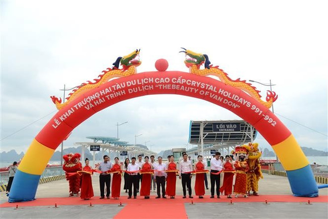 Two luxury cruise ships officially begin operations on May 5, offering high-end travel experiences in Ha Long Bay. (Photo: VNA) vna-potal-quang-ninh-nang-cao-chat-luong-trai-nghiem-du-lich-tren-vinh-bai-tu-long-8013949.jpg