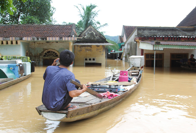 vna-potal-nghe-an-lu-lon-dang-cao-hang-tram-ho-dan-bi-ngap-lut-nhieu-ban-lang-bi-chia-cat-co-lap-8166325.jpg