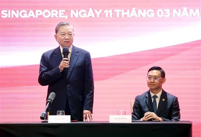 Party General Secretary To Lam speaks at the meeting. (Photo: VNA) vna-potal-tong-bi-thu-va-phu-nhan-gap-go-cbnv-co-quan-dai-dien-va-dai-dien-cong-dong-nguoi-viet-nam-tai-singapore-7907415.jpg