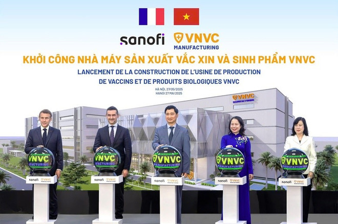 Delegates press the button to start the construction of the VNVC vaccine and biological products factory. (Photo: baochinhphu.vn) chinh-thuc-khoi-cong-nha-may-vaccine-va-sinh-pham-vnvc-baochinhphuvn.jpg