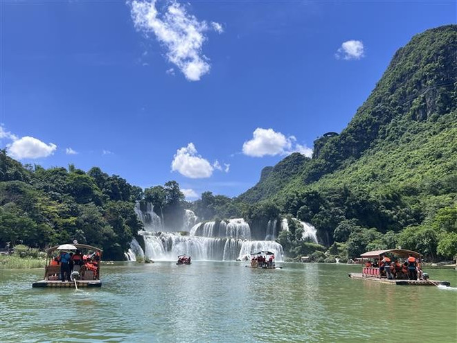 Ban Gioc Fall becomes an ideal tourist destination (Photo: VNA) ep.jpg