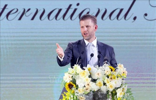 Eric Trump, Executive Vice President of the Trump Organisation, addresses the event. (Photo: VNA) hinh-anh-2.jpg