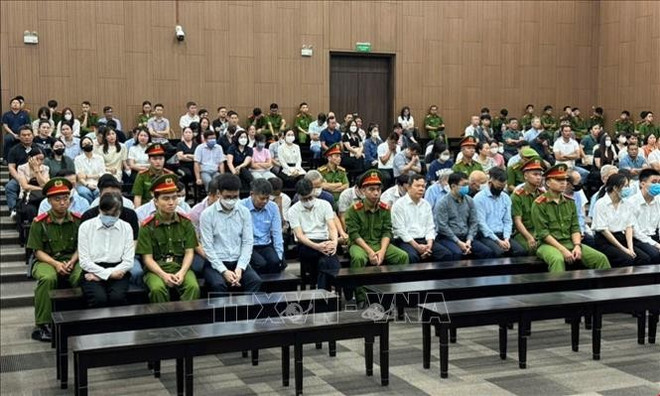 The defendants listen to the court's verdict. (Photo: VNA) phuc-son2-110725.jpg