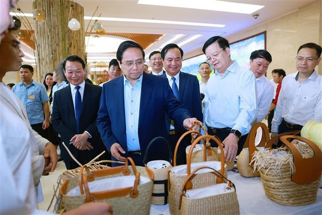Prime Minister Pham Minh Chinh visits a booth displaying OCOP products. (Photo: VNA) Prime Minister Pham Minh Chinh visits a booth displaying OCOP products. (Photo: VNA)