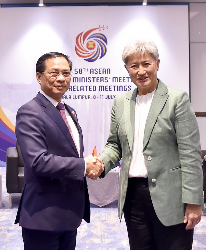 Deputy Prime Minister and Minister of Foreign Affairs Bui Thanh Son (left) shakes hands with Australian Foreign Minister Penny Wong (Photo: VNA) australia.jpg