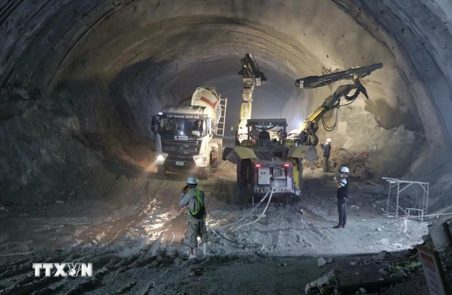 Workers on the construction site of Quang Ngai-Hoai Nhon expressway. (Photo: VNA) quang-ngai-hoai-nhon.jpg