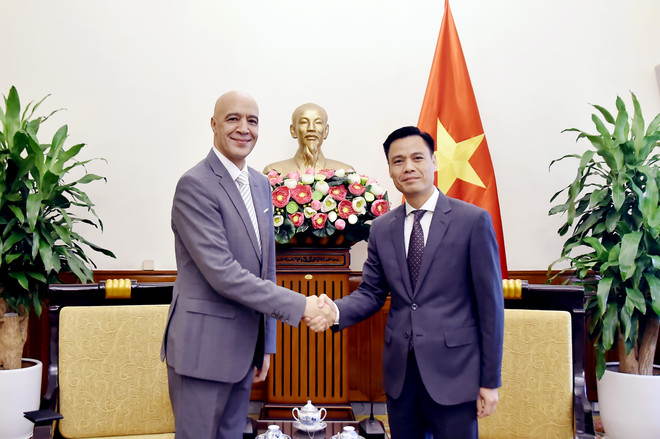 Deputy Foreign Minister Dang Hoang Giang (R) receives Ambassador of Morocco to Vietnam Jamale Chouaibi. (Photo: VNA) maroc.jpg