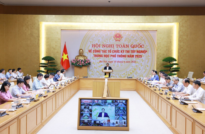 Prime Minister Pham Minh Chinh speaks at the national conference on the organisation of the high school graduation examination on June 18. (Photo: VNA)