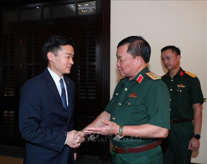 Vietnamese Deputy Minister of National Defence Sen. Lieut. Gen. Hoang Xuan Chien (right) welcomes US Acting Assistant Secretary of Defence John Noh. (Photo: VNA) quoc-phong-viet-nam-hoa-ky-852025a2.jpg