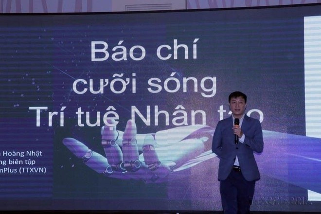 Journalist Nguyen Hoang Nhat speaks at a seminar on AI application in news reporting held in Da Lat on December 1, 2023 (Photo: VNA) heo.jpg
