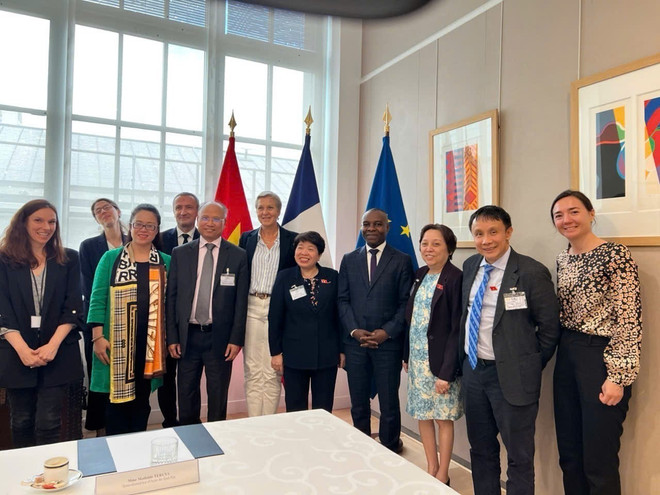 Delegates from the two sides pose for a group photo. (Photo: VNA) delegation.jpg