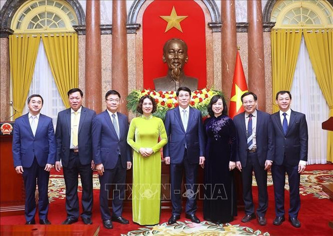 State President Luong Cuong poses for a photo with Health Ministry leaders (Photo: VNA) luong-cuong-2.jpg