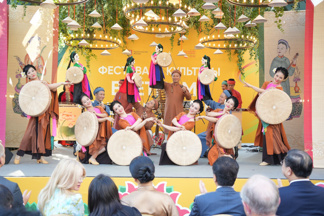 An art performance at the Vietnamese Cultur Festival in Moscow (Photo: VNA) vna-potal-khai-mac-le-hoi-van-hoa-viet-nam-sac-mau-tu-mien-nhiet-doi-tai-nga-8172512.jpg