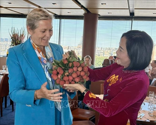 National Assembly Vice Chairwoman Nguyen Thi Thanh presents lychee - a specialty of Vietnam to Anne Le Hénanff, Chairwoman of the France – Vietnam Friendship Parliamentarians’ Group (FVFG) in the French NA (Photo: VNA) thanh2.jpg