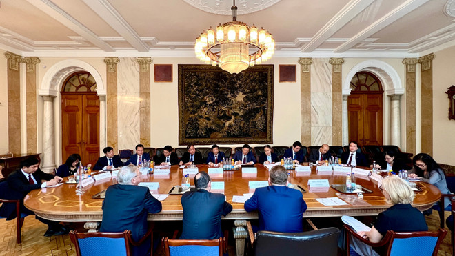 Head of the Party Central Commitee's Commision for Internal Affairs Phan Dinh Trac holds a working session with the Prosecution Service of Hungary (Photo: VNA) truong-ban-noi-chinh.jpg