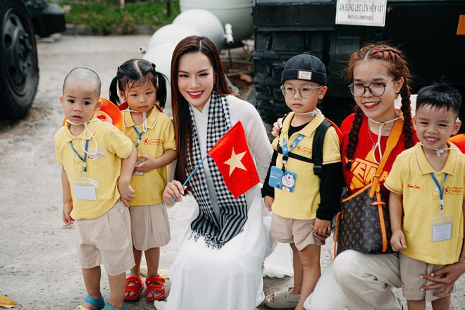 Children visit the Independence Palace in Ho Chi Minh City (Photo: VietnamPlus) le-hoang-phuong-10.jpg