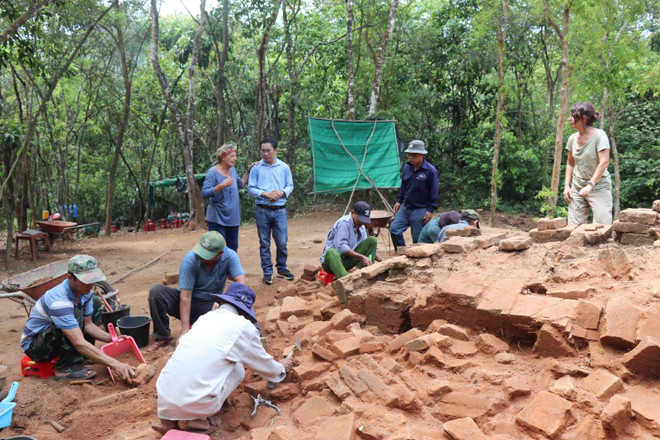 Leaders of the My Son World Heritage Management Board and Indian experts regularly inspect and supervise the restoration work at the My Son Temple Complex. (Photo: VNA) chuyen-gia-an-do.jpg