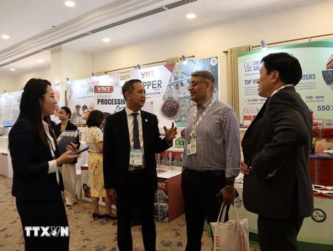 Representatives from businesses meet on the sidelines of the VIPO 2025. (Photo: VNA) khai-mac-hoi-nghi-quoc-te-nganh-ho-tieu-va-gia-vi-viet-nam-nam-2025-0303-2.jpg