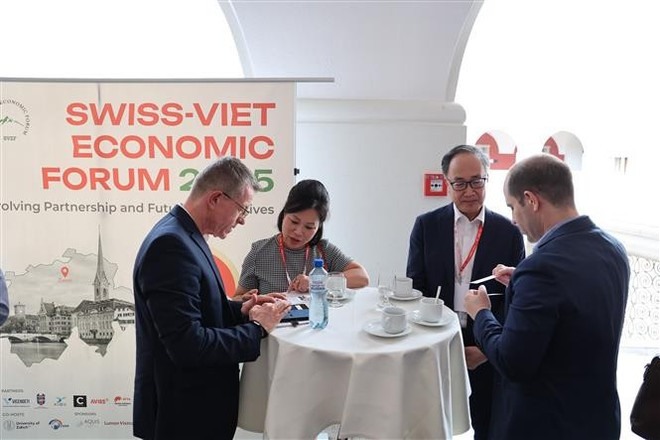 Representatives from businesses at the Vietnam Day 2025 in Switzerland. (Photo: VNA) vna-potal-vietnamday-2025-to-chuc-thanh-cong-tai-thuy-si-160306672-8110542.jpg