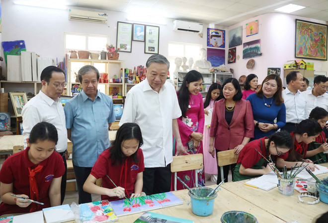 Party General Secretary To Lam visits the Art House for visually impaired students at Nguyen Dinh Chieu Secondary School. (Photo: VNA) vna-potal-tong-bi-thu-tham-truong-ptcs-nguyen-dinh-chieu-va-truong-ptcs-xa-dan-ha-noi-8066983.jpg