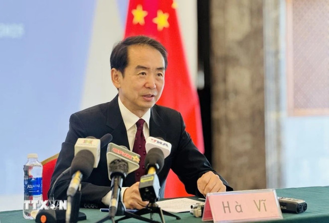Chinese Ambassador to Vietnam He Wei at the press briefing (Photo: VNA) hy.jpg