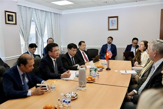 Minister of Industry and Trade Nguyen Hong Dien at the meeting with leaders of the American Apparel and Footwear Association (AAFA) and leading US textile, garment and footwear enterprises. (Photo: VNA) vna-potal-bo-truong-cong-thuong-lam-viec-voi-doanh-nghiep-my-8084402.jpg