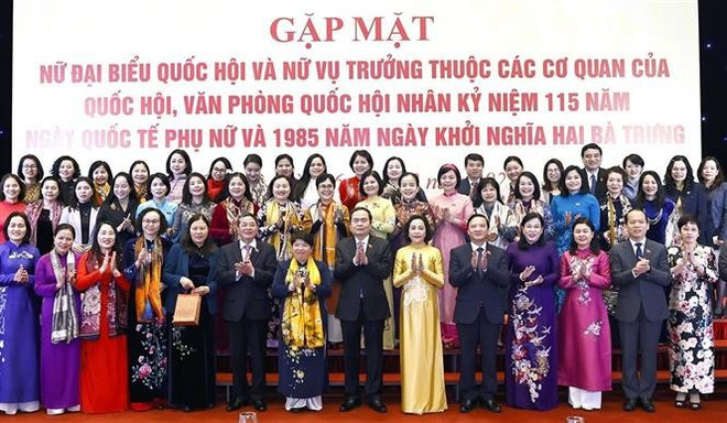 National Assembly Chairman Tran Thanh Man and female NA deputies and officials at the meeting. (Photo: VNA) vna-potal-chu-tich-quoc-hoi-tran-thanh-man-gap-mat-nu-dai-bieu-quoc-hoi-7888959.jpg