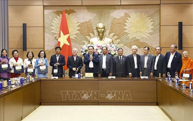 National Assembly Chairman Tran Thanh Man presents gifts to Soc Trang's NA deputies. (Photo: VNA) thanh-man-soc-trang-17032025-06.jpg